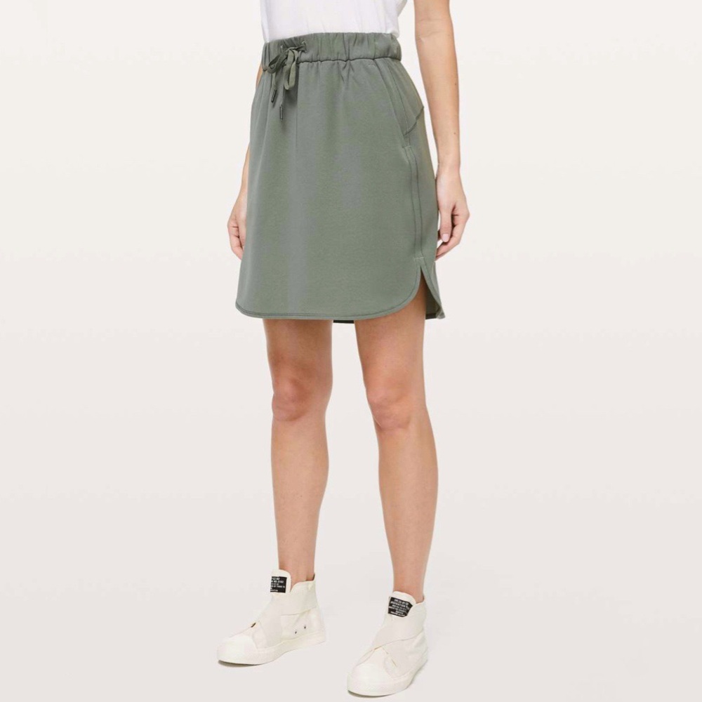 Lululemon | On‎ The Fly Skirt Woven in Grey Sage Size 2